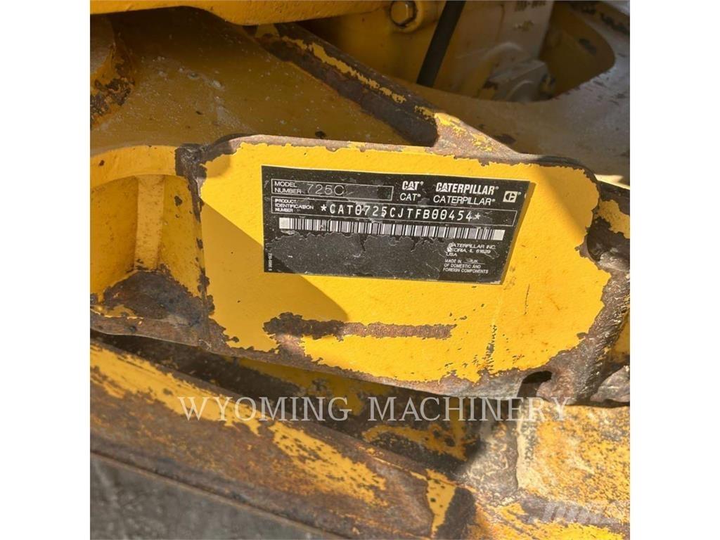 CAT 725C Шарнирно-сочленённые самосвалы