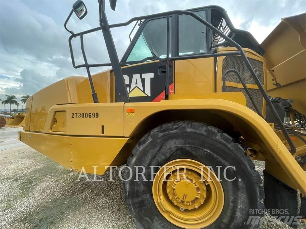 CAT 725C2 Шарнирно-сочленённые самосвалы