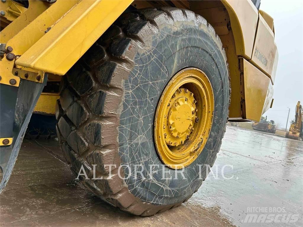 CAT 725C2 Шарнирно-сочленённые самосвалы