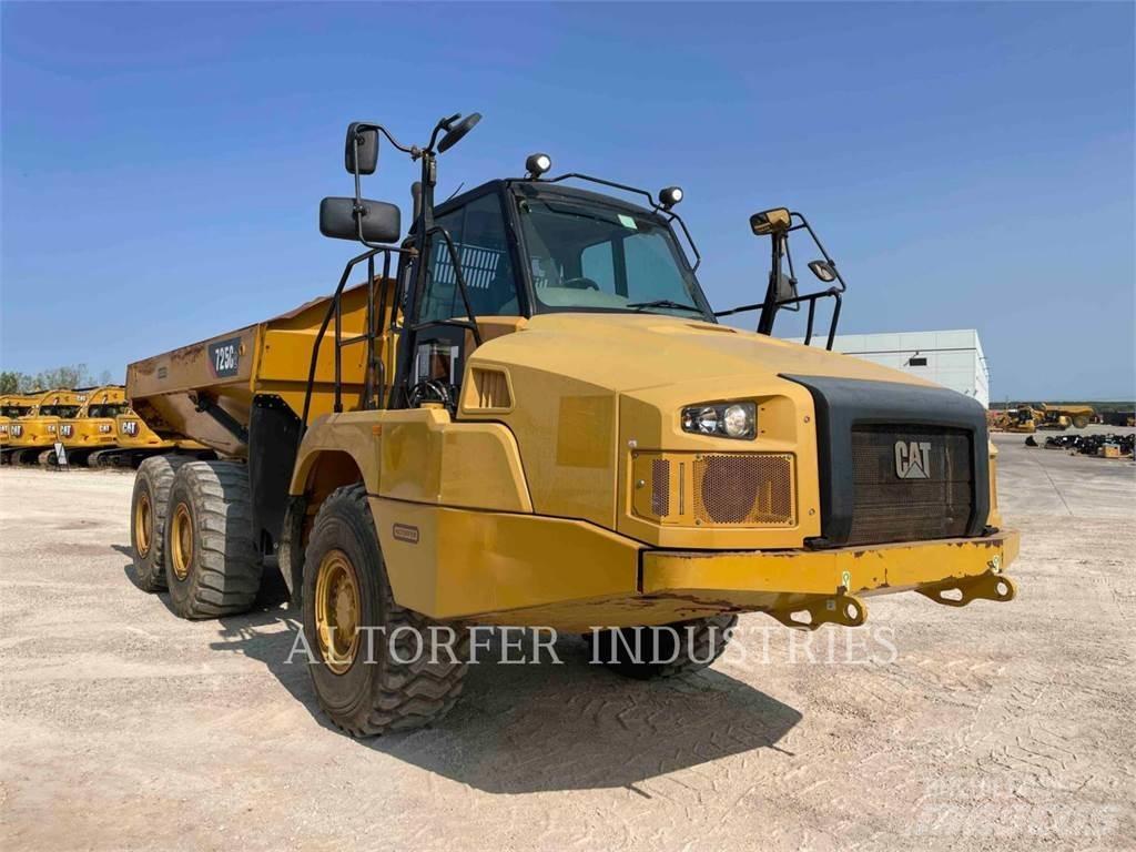 CAT 725C2 Шарнирно-сочленённые самосвалы