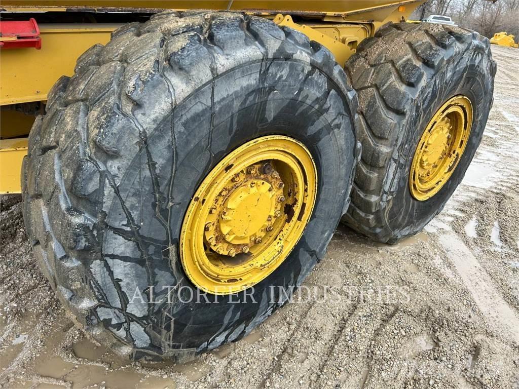 CAT 725C2 Шарнирно-сочленённые самосвалы
