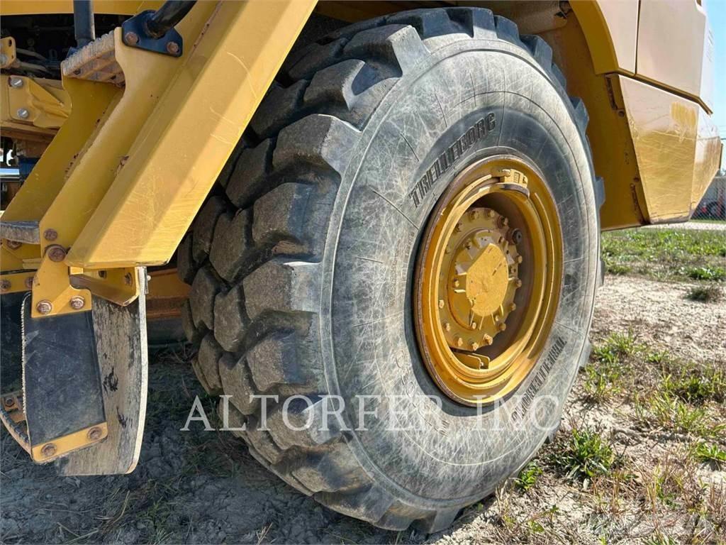 CAT 725C2 Шарнирно-сочленённые самосвалы