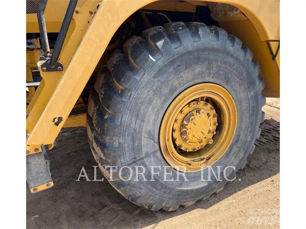 CAT 725C2 Шарнирно-сочленённые самосвалы