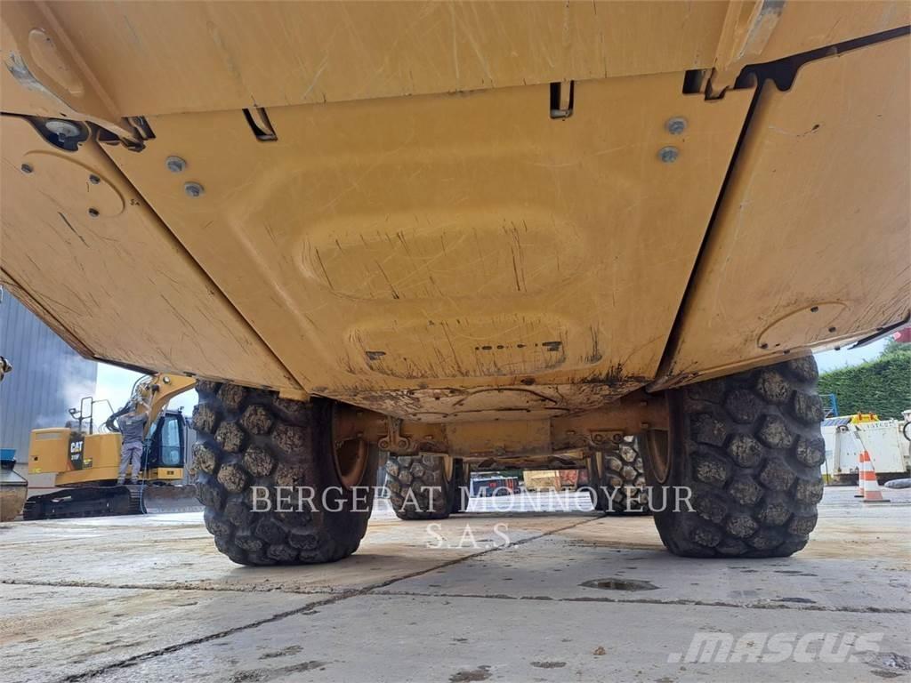 CAT 730 Шарнирно-сочленённые самосвалы