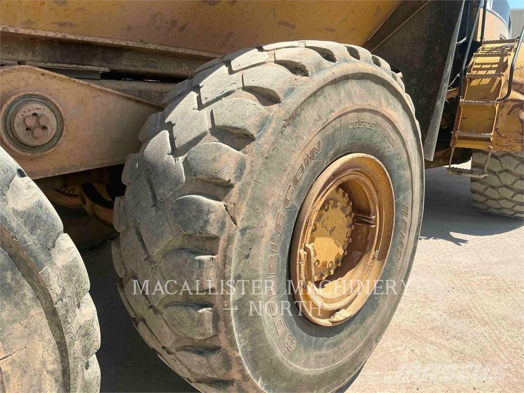 CAT 735 (OLD) Шарнирно-сочленённые самосвалы
