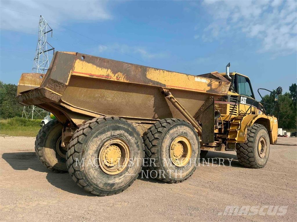 CAT 735 T (OLD) Шарнирно-сочленённые самосвалы
