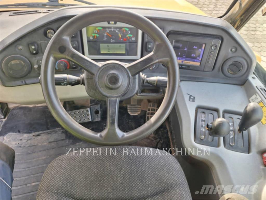 CAT 735B Шарнирно-сочленённые самосвалы