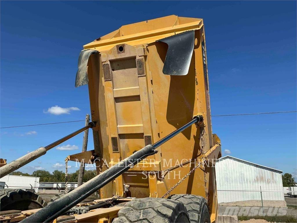 CAT 740 GC Шарнирно-сочленённые самосвалы