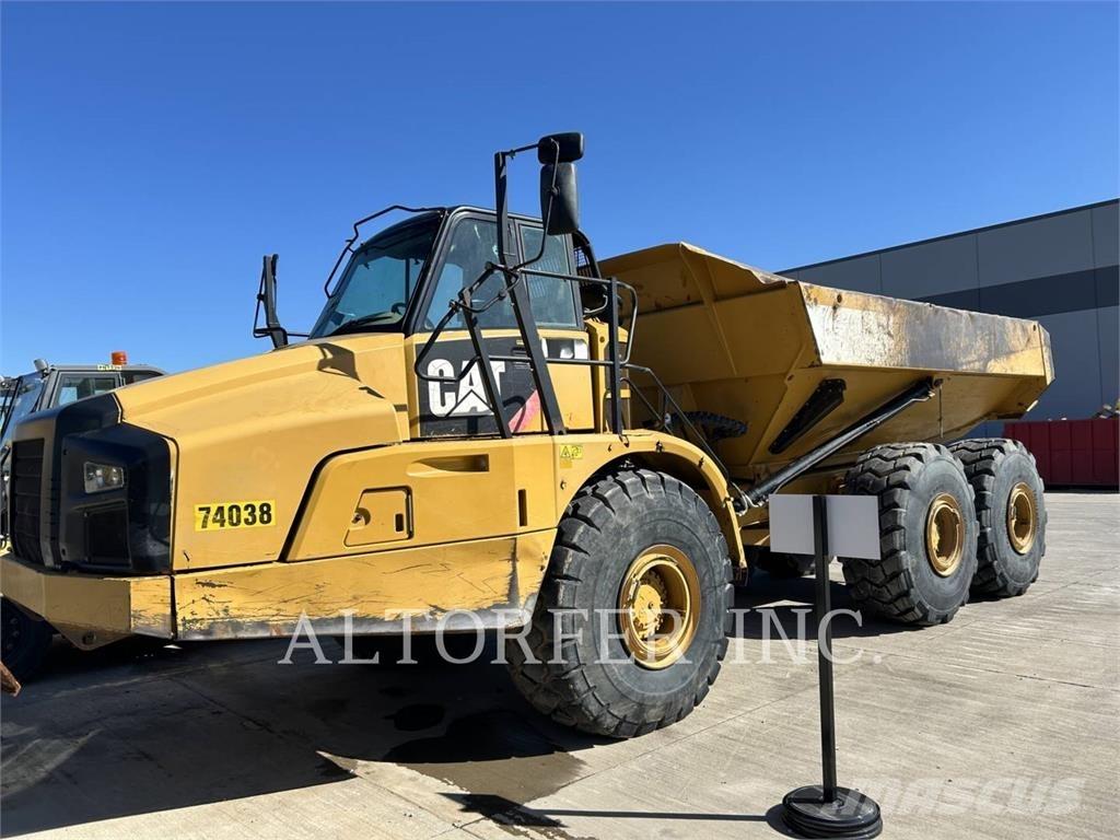 CAT 740B Шарнирно-сочленённые самосвалы