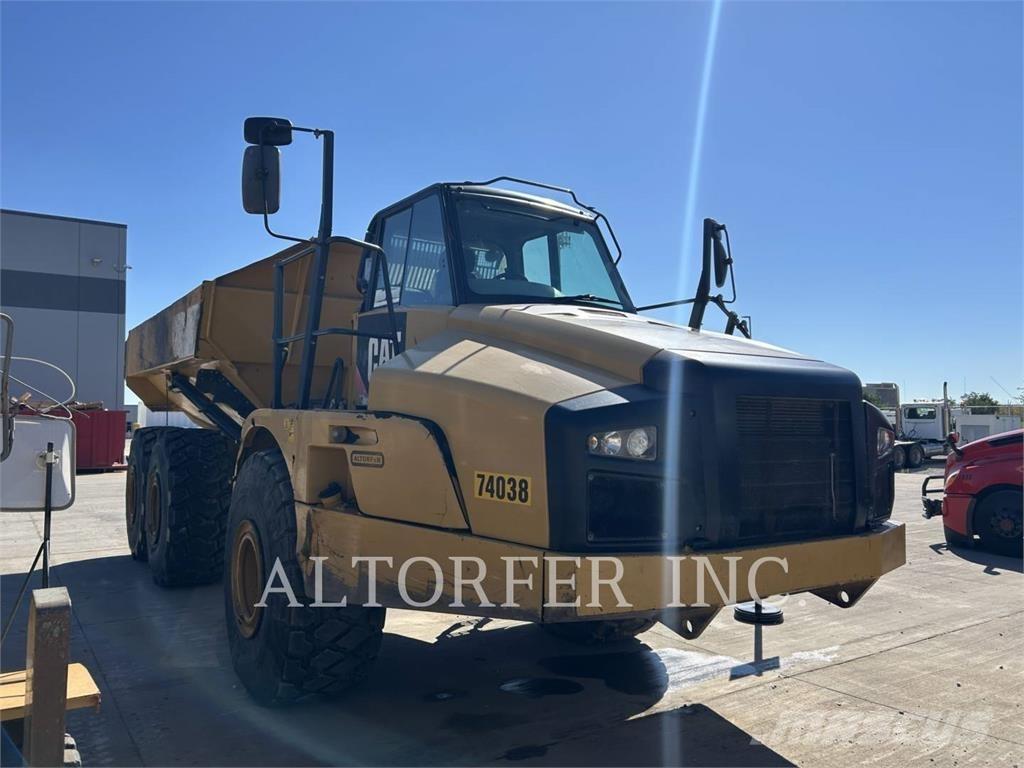 CAT 740B Шарнирно-сочленённые самосвалы