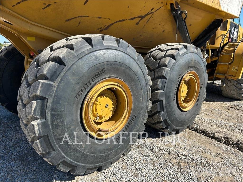 CAT 740B Шарнирно-сочленённые самосвалы