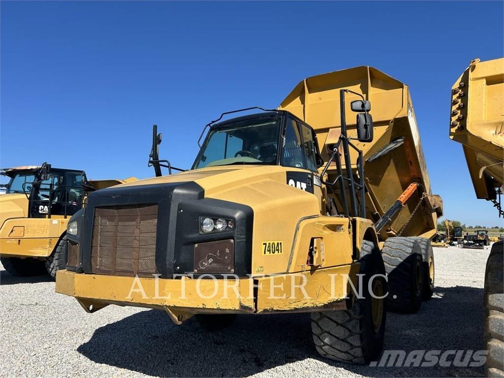 CAT 740B Шарнирно-сочленённые самосвалы