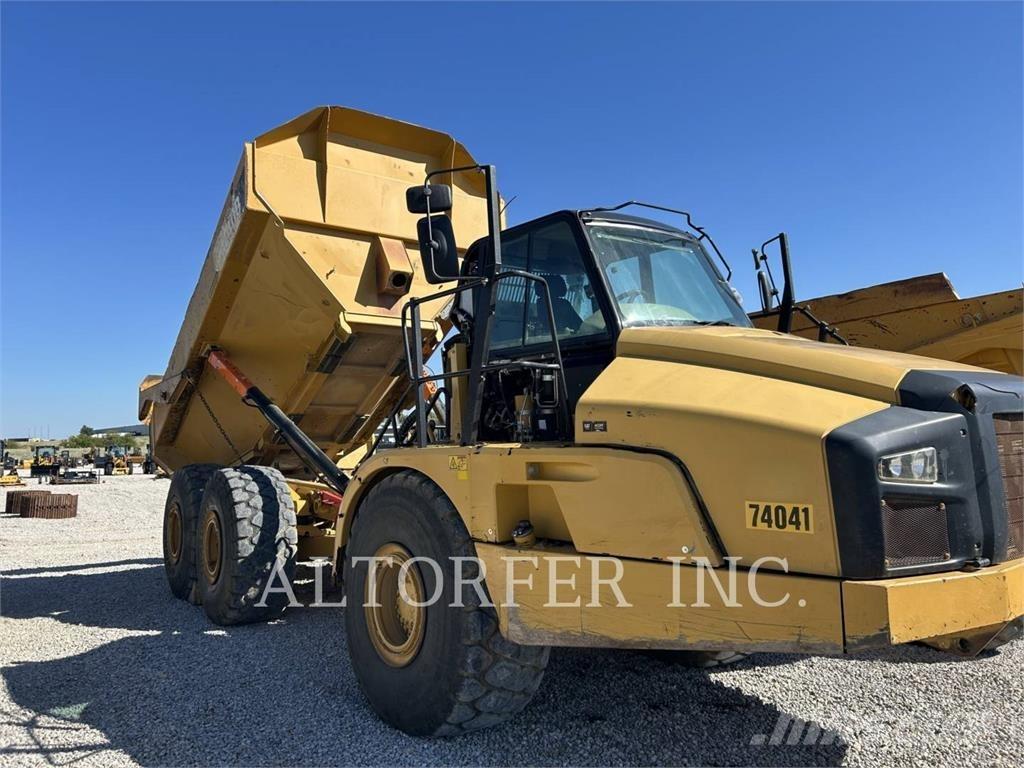CAT 740B Шарнирно-сочленённые самосвалы