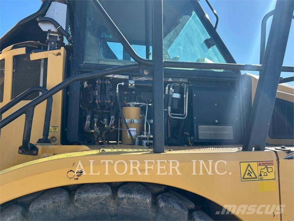 CAT 740B Шарнирно-сочленённые самосвалы