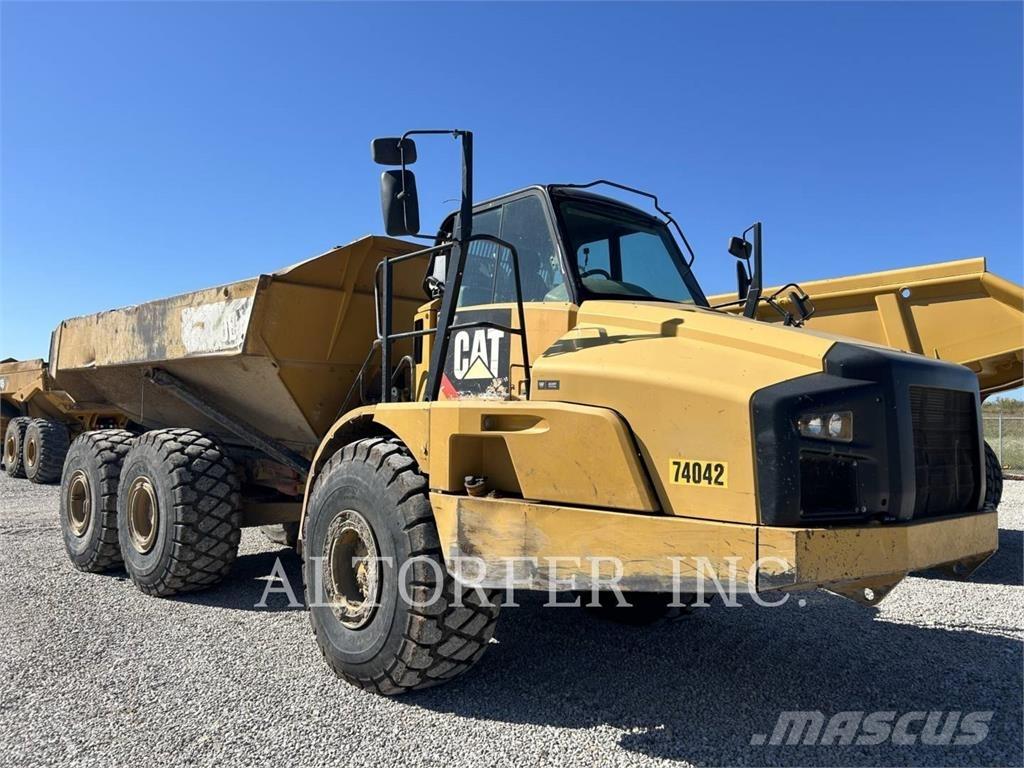 CAT 740B Шарнирно-сочленённые самосвалы