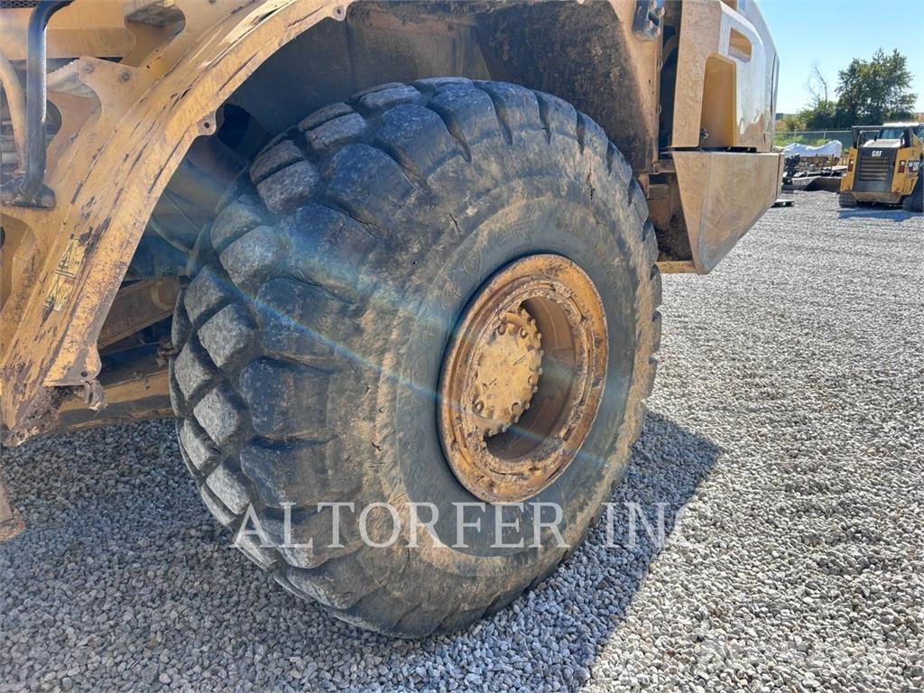 CAT 740B Шарнирно-сочленённые самосвалы