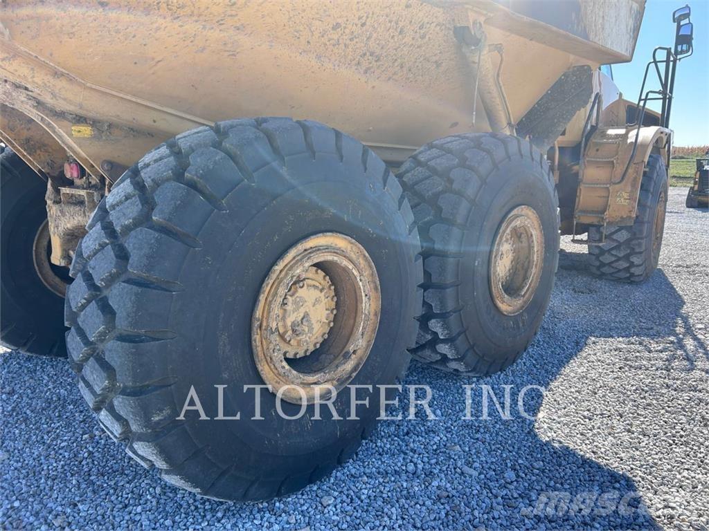 CAT 740B Шарнирно-сочленённые самосвалы