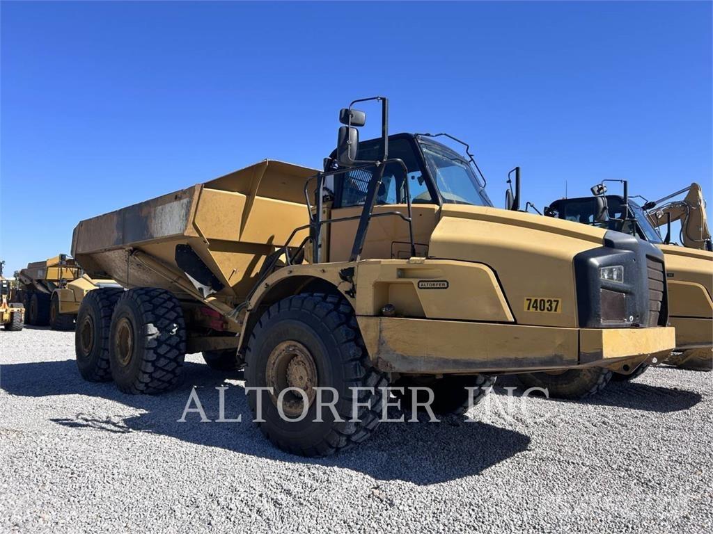 CAT 740B Шарнирно-сочленённые самосвалы