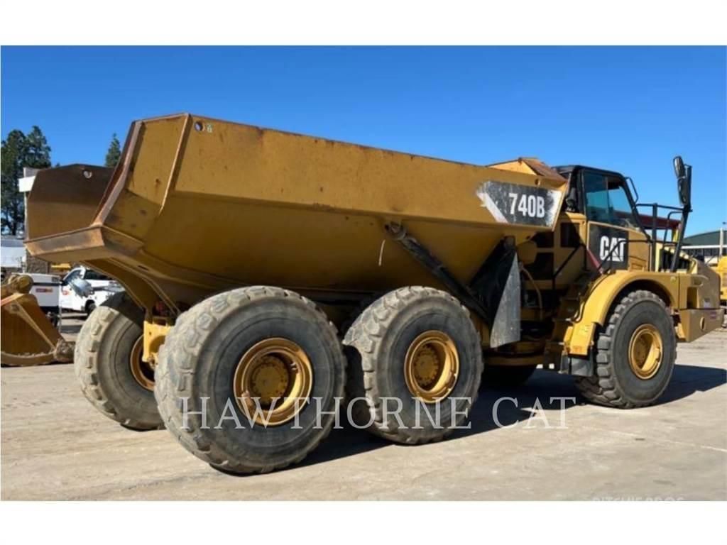 CAT 740B Шарнирно-сочленённые самосвалы