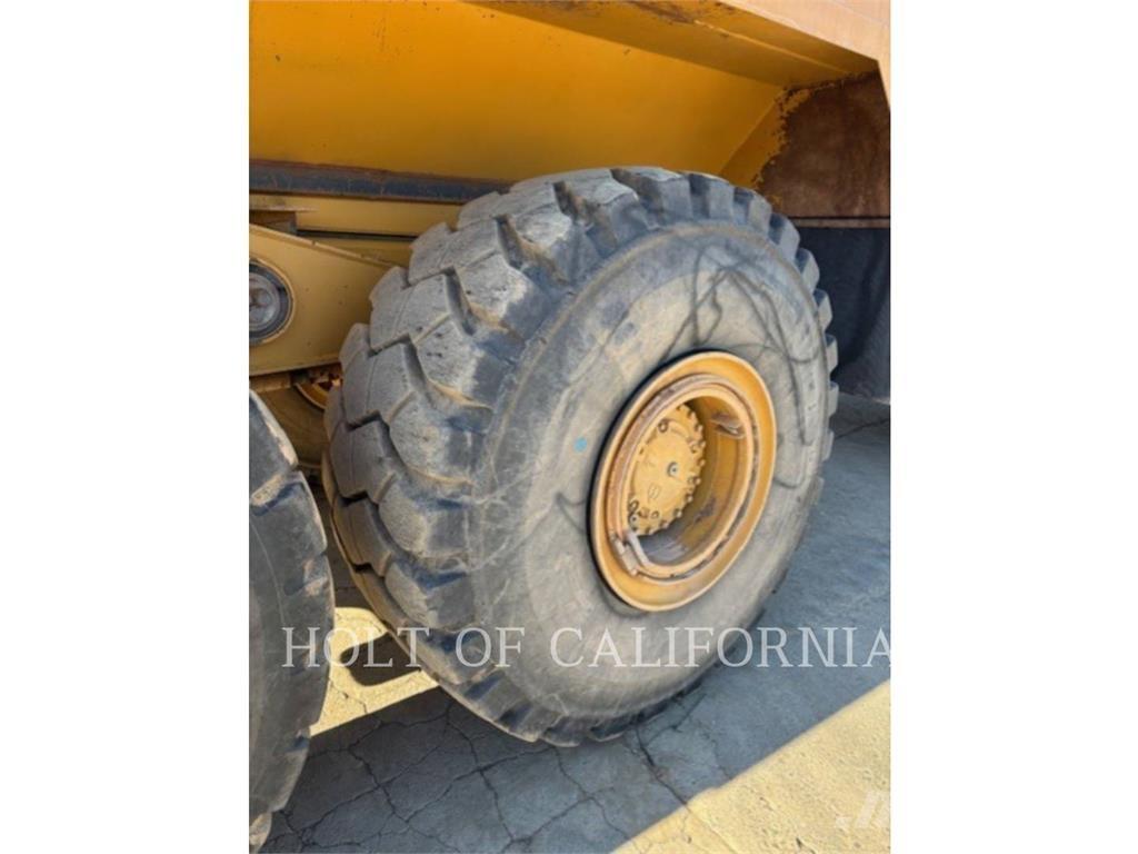 CAT 740B WT Грузовики-цистерны