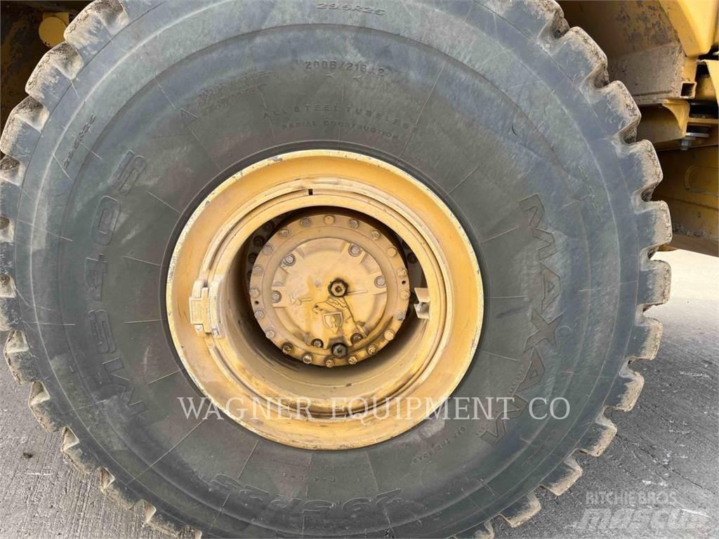 CAT 740B WT Поливочные машины