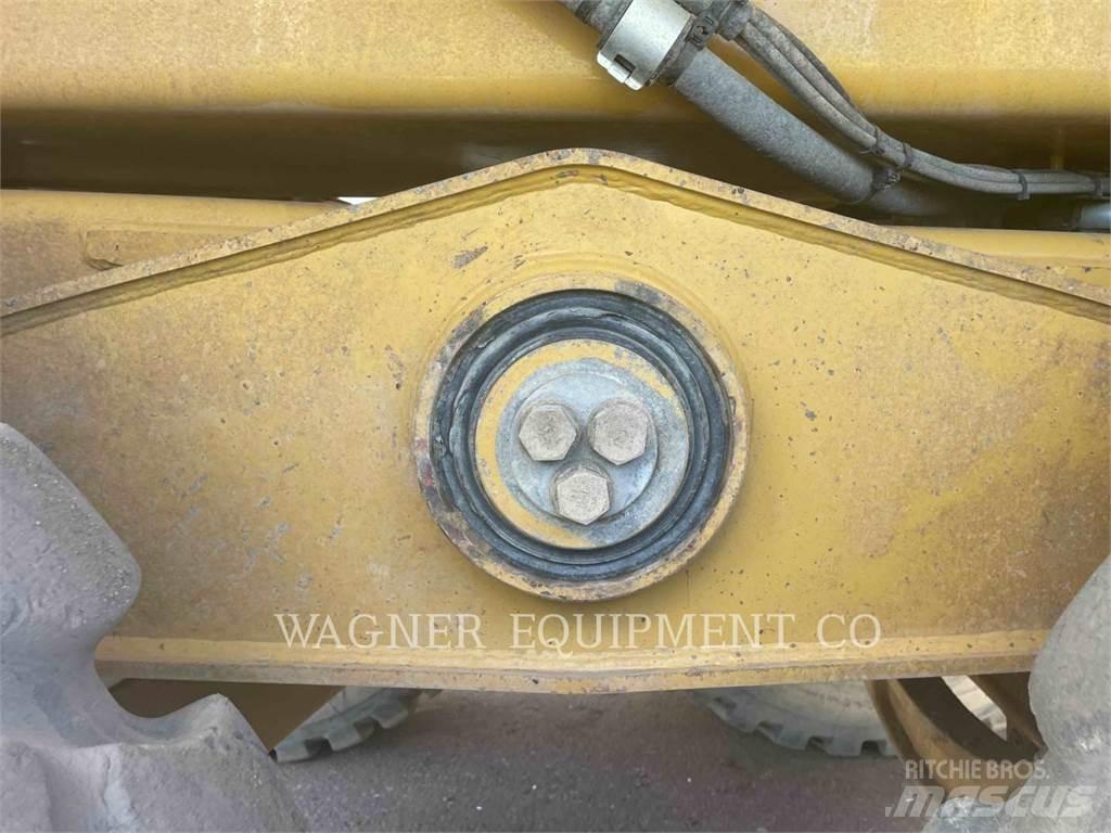 CAT 740B WT Поливочные машины