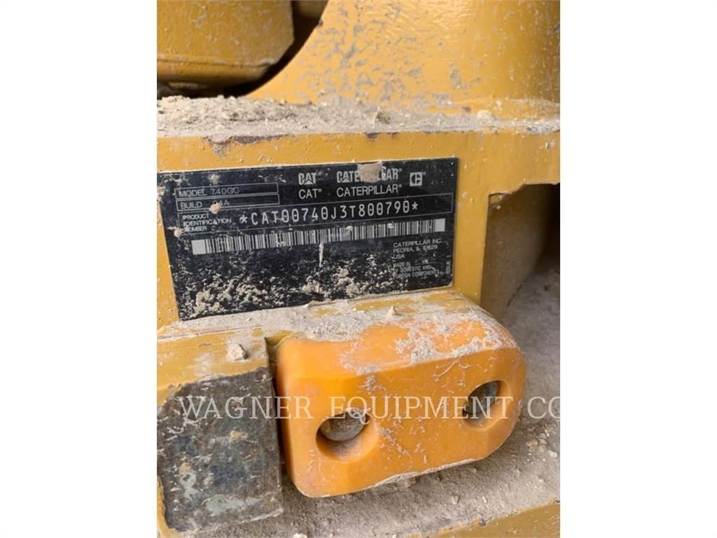 CAT 740GC Шарнирно-сочленённые самосвалы