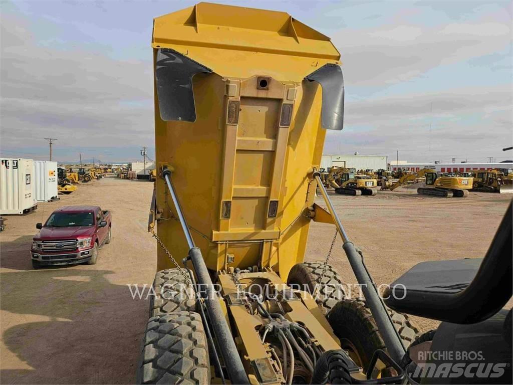 CAT 740GC Шарнирно-сочленённые самосвалы