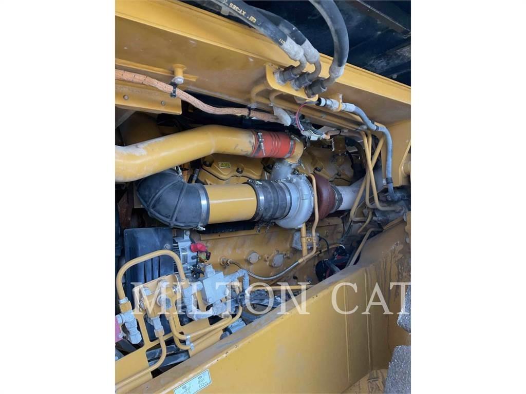 CAT 775F Шарнирно-сочленённые самосвалы