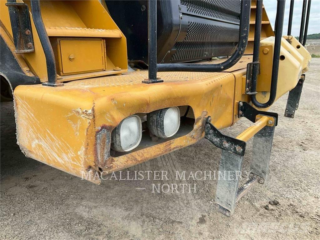 CAT 775F Шарнирно-сочленённые самосвалы