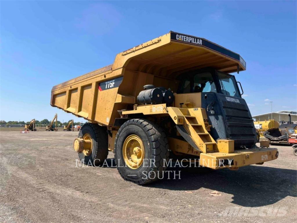 CAT 775F Шарнирно-сочленённые самосвалы