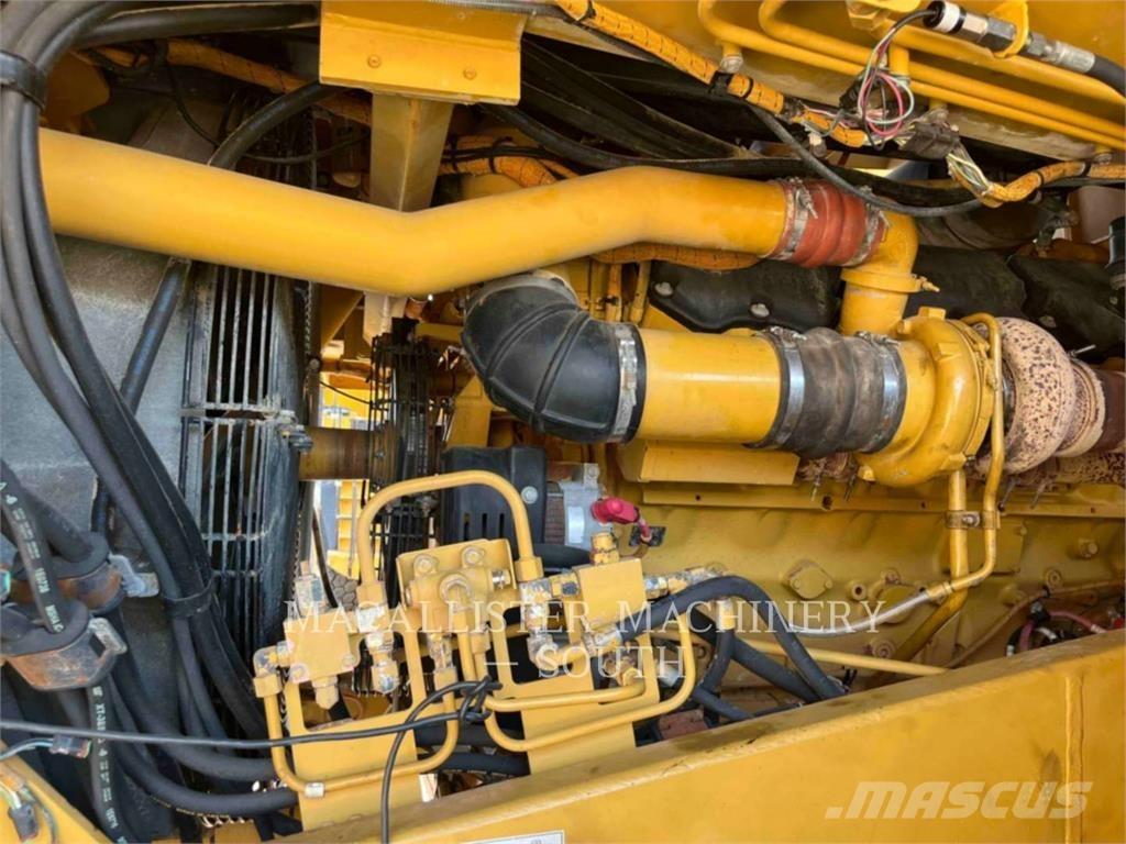 CAT 775F Шарнирно-сочленённые самосвалы