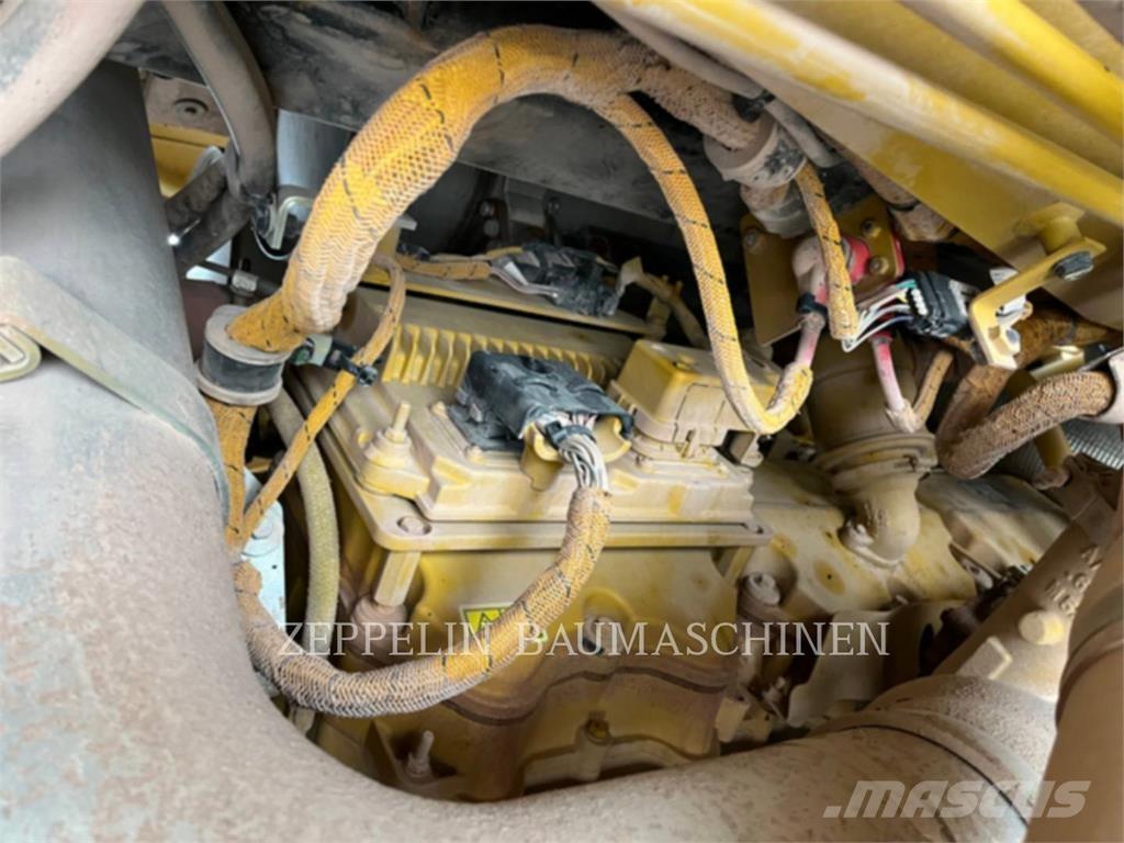 CAT 775G Шарнирно-сочленённые самосвалы