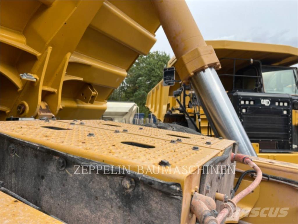 CAT 775G Шарнирно-сочленённые самосвалы