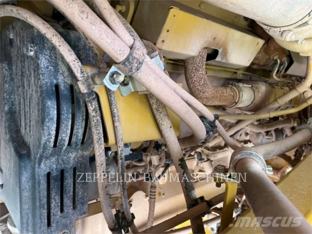 CAT 775G Шарнирно-сочленённые самосвалы