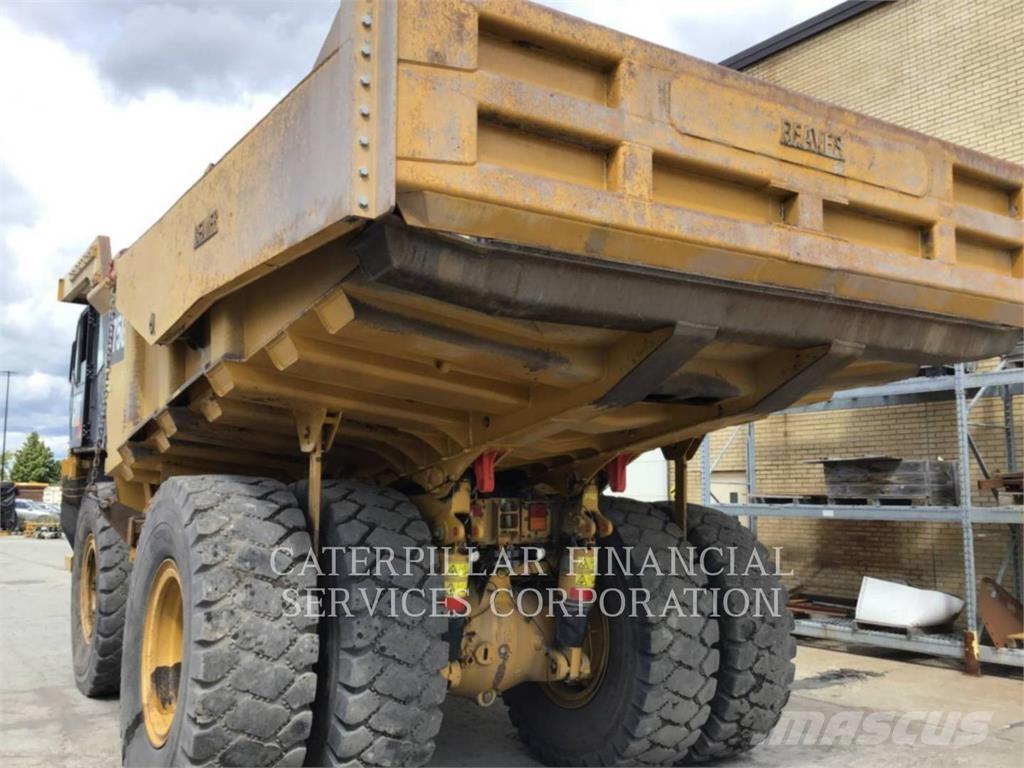 CAT 775G Шарнирно-сочленённые самосвалы