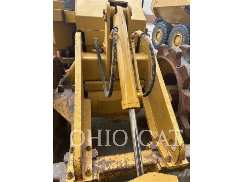CAT 815F2 Колесные бульдозеры