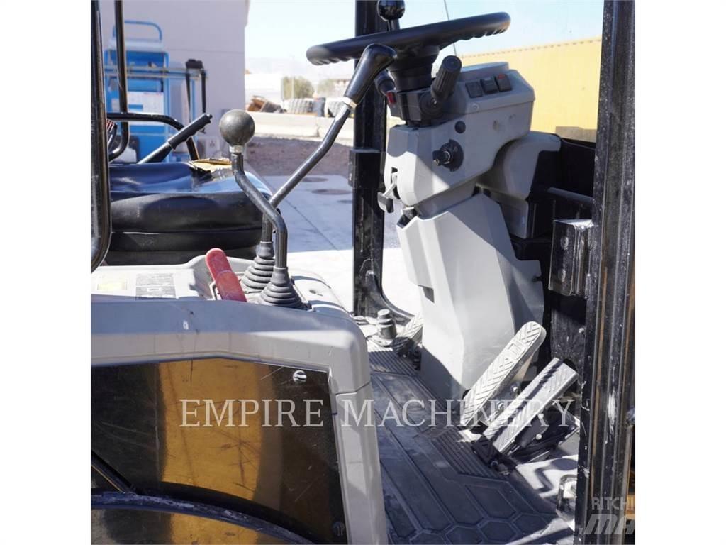 CAT 903 Фронтальные погрузчики