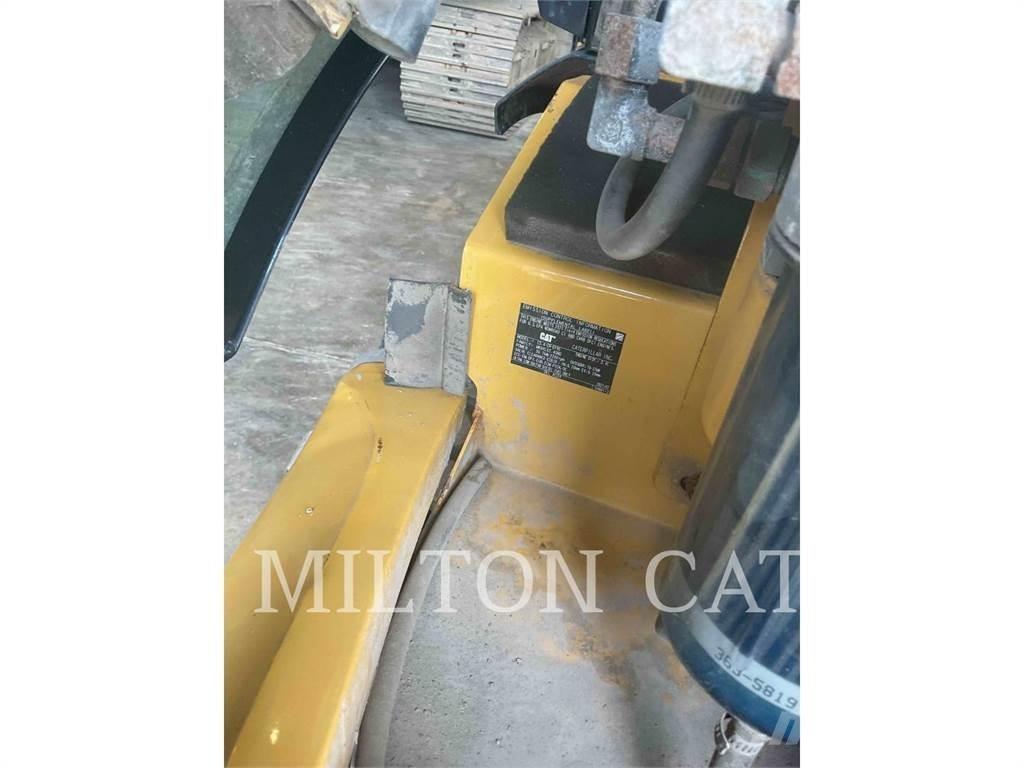 CAT 903D Фронтальные погрузчики