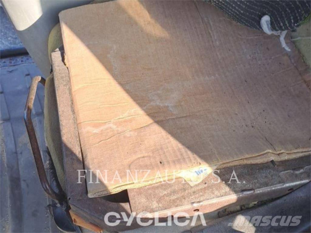 CAT 906H Фронтальные погрузчики