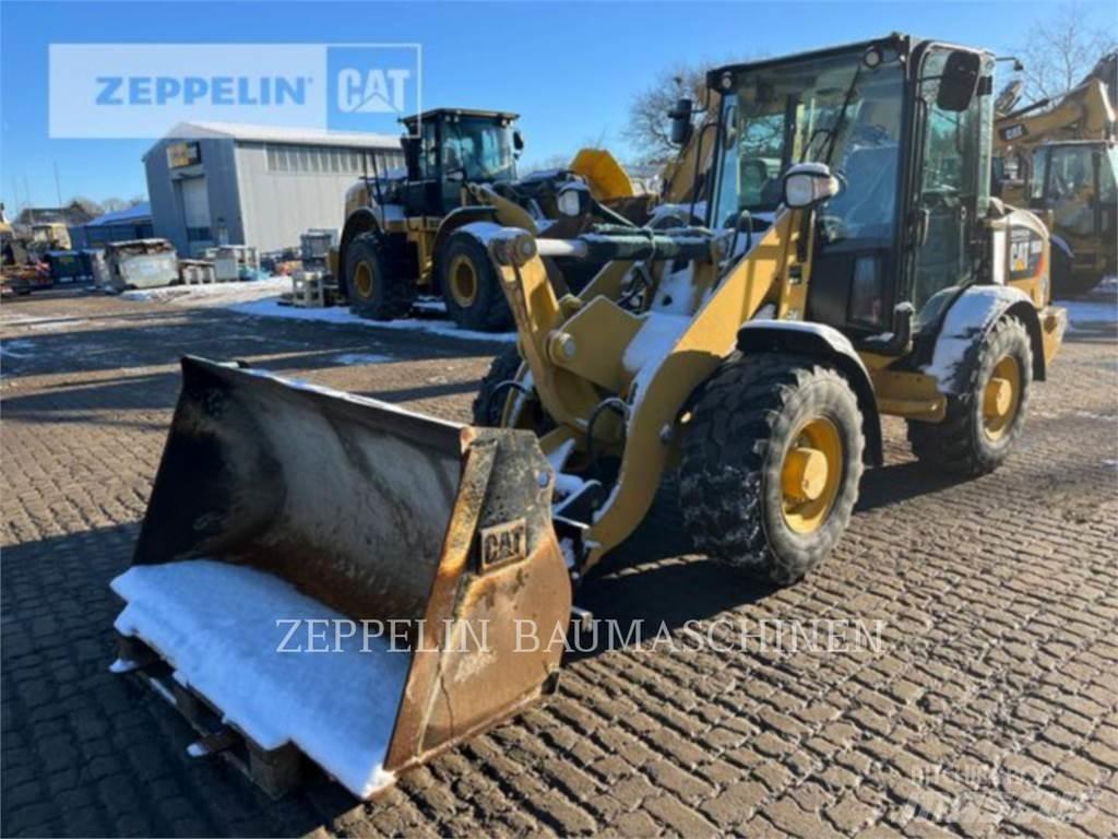 CAT 906M Фронтальные погрузчики