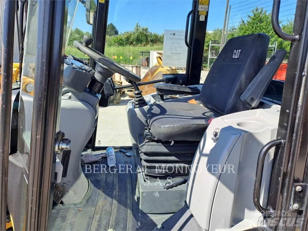CAT 906M Фронтальные погрузчики