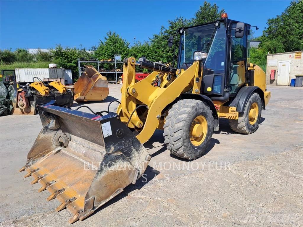 CAT 906M Фронтальные погрузчики