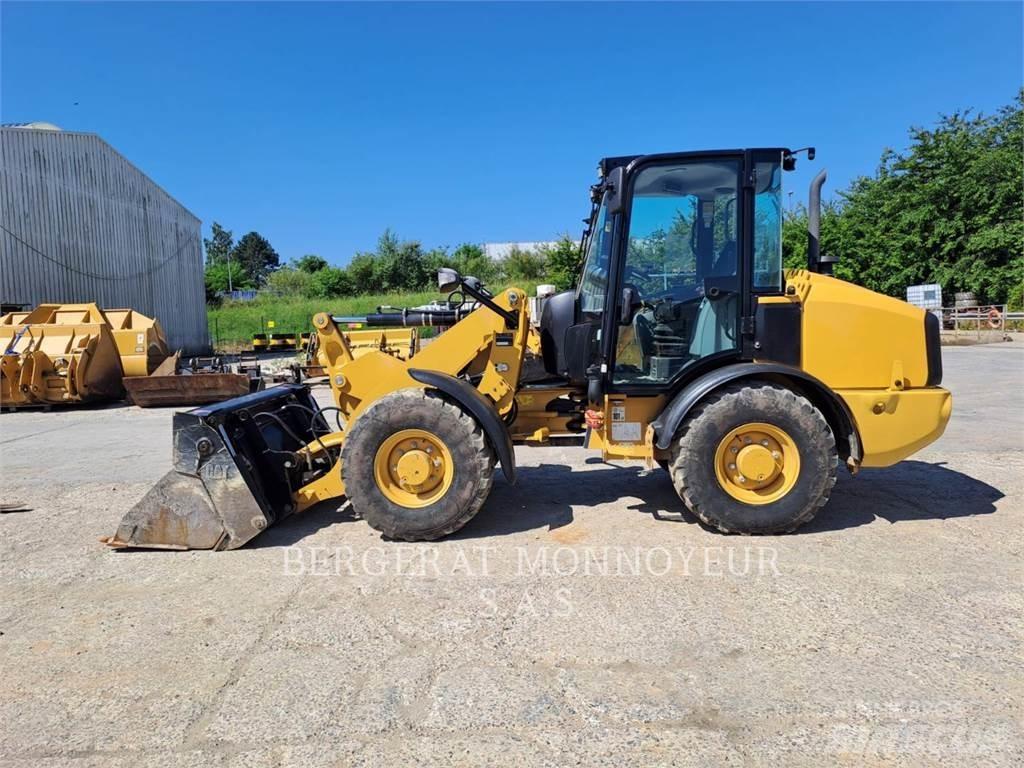 CAT 906M Фронтальные погрузчики
