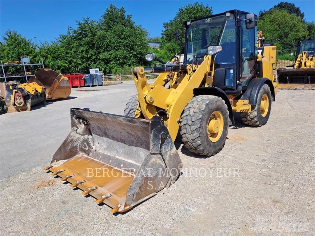 CAT 906M Фронтальные погрузчики