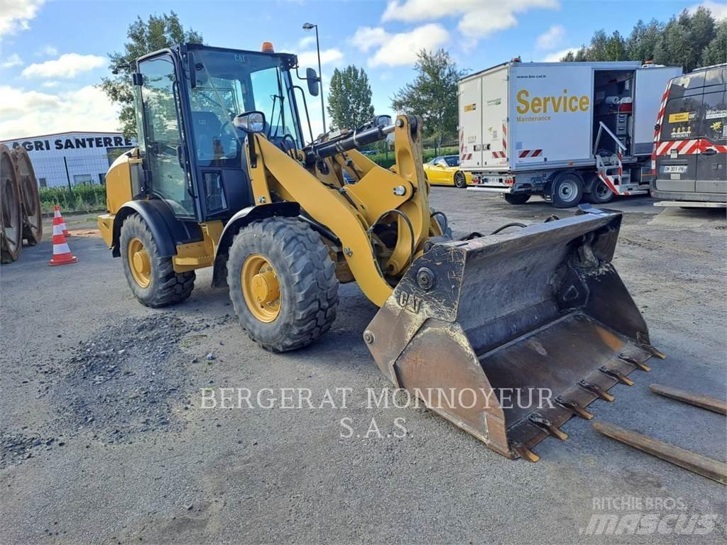 CAT 906M Фронтальные погрузчики