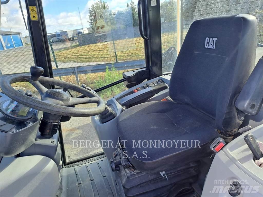 CAT 906M Фронтальные погрузчики