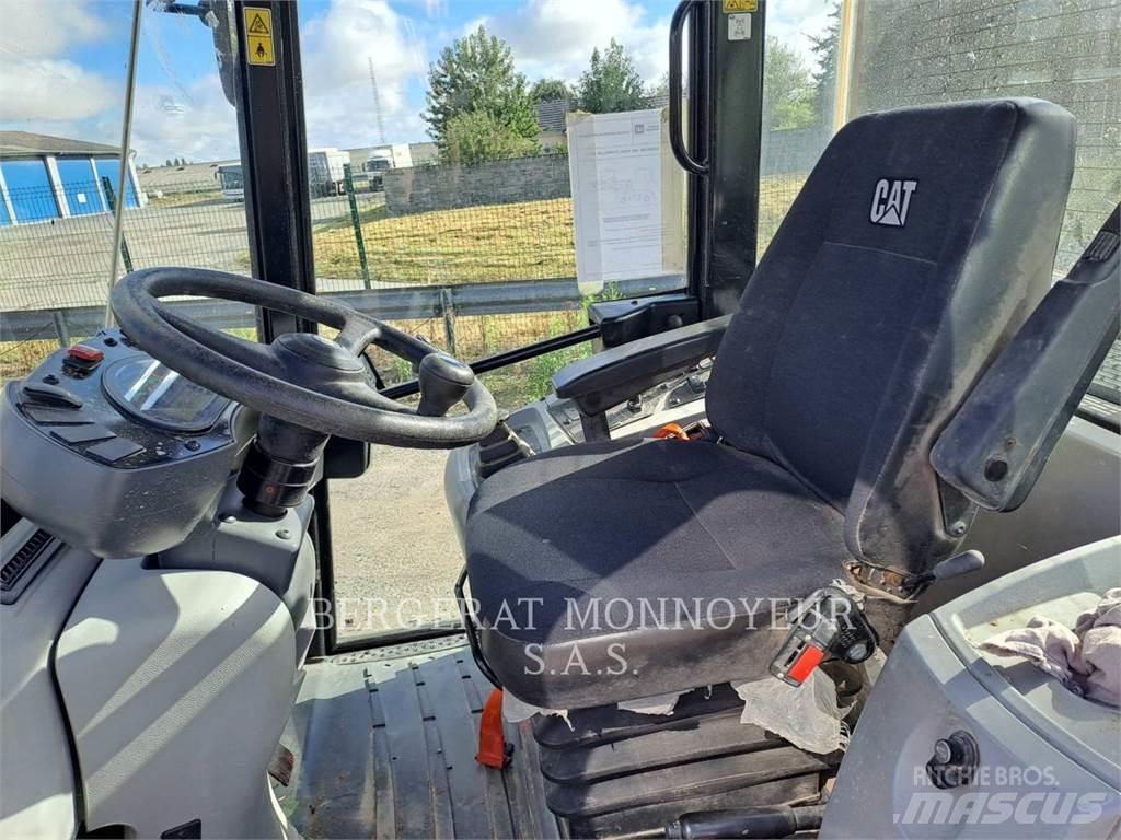 CAT 906M Фронтальные погрузчики