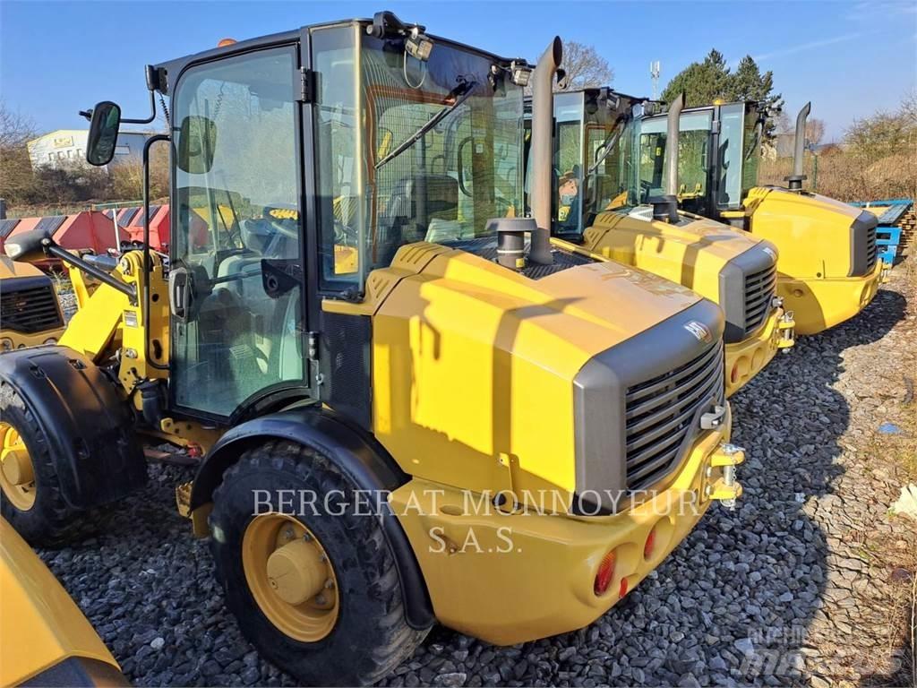 CAT 906M Фронтальные погрузчики