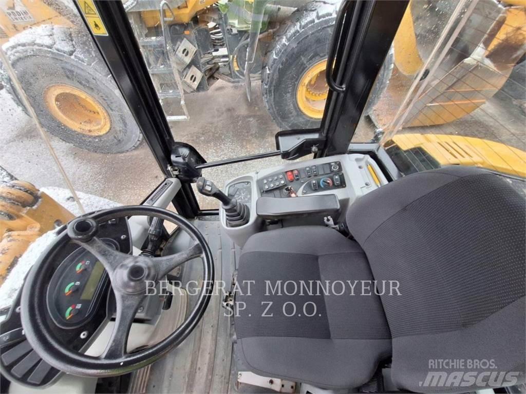 CAT 906M Фронтальные погрузчики